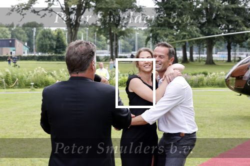 Zeist 8 juli 2021
Bas Nijhuis vraagt zijn vriendin Chantal ten huwelijk. Chantal kwam met een helicopter naar slot Zeist gevlogen. Wolter Kroes zong ze toe.