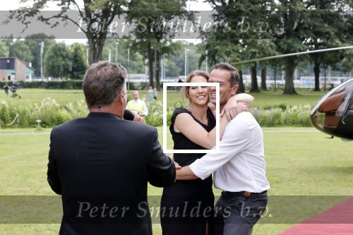 Zeist 8 juli 2021
Bas Nijhuis vraagt zijn vriendin Chantal ten huwelijk. Chantal kwam met een helicopter naar slot Zeist gevlogen. Wolter Kroes zong ze toe.