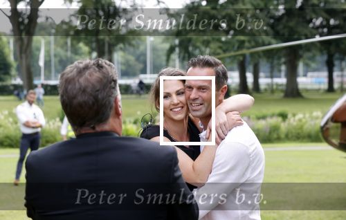 Zeist 8 juli 2021
Bas Nijhuis vraagt zijn vriendin Chantal ten huwelijk. Chantal kwam met een helicopter naar slot Zeist gevlogen. Wolter Kroes zong ze toe.