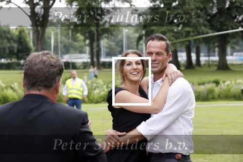 Zeist 8 juli 2021
Bas Nijhuis vraagt zijn vriendin Chantal ten huwelijk. Chantal kwam met een helicopter naar slot Zeist gevlogen. Wolter Kroes zong ze toe.