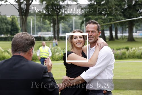 Zeist 8 juli 2021
Bas Nijhuis vraagt zijn vriendin Chantal ten huwelijk. Chantal kwam met een helicopter naar slot Zeist gevlogen. Wolter Kroes zong ze toe.
