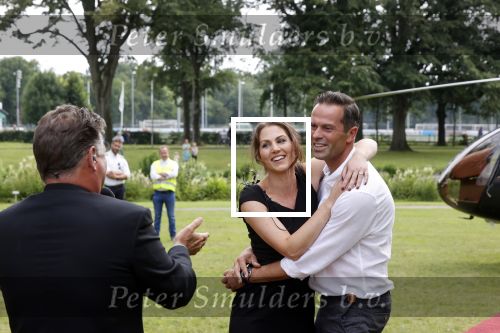 Zeist 8 juli 2021
Bas Nijhuis vraagt zijn vriendin Chantal ten huwelijk. Chantal kwam met een helicopter naar slot Zeist gevlogen. Wolter Kroes zong ze toe.