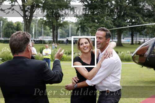 Zeist 8 juli 2021
Bas Nijhuis vraagt zijn vriendin Chantal ten huwelijk. Chantal kwam met een helicopter naar slot Zeist gevlogen. Wolter Kroes zong ze toe.