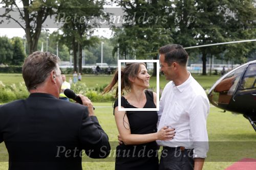Zeist 8 juli 2021
Bas Nijhuis vraagt zijn vriendin Chantal ten huwelijk. Chantal kwam met een helicopter naar slot Zeist gevlogen. Wolter Kroes zong ze toe.