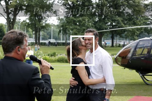 Zeist 8 juli 2021
Bas Nijhuis vraagt zijn vriendin Chantal ten huwelijk. Chantal kwam met een helicopter naar slot Zeist gevlogen. Wolter Kroes zong ze toe.