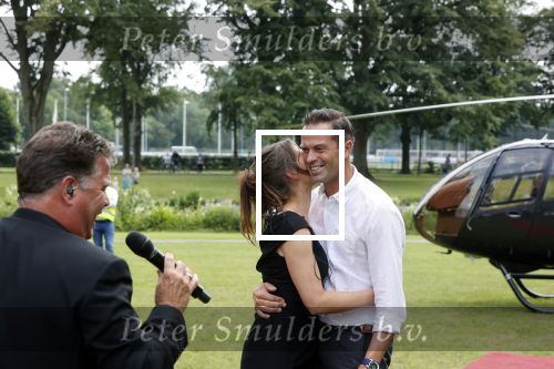 Zeist 8 juli 2021
Bas Nijhuis vraagt zijn vriendin Chantal ten huwelijk. Chantal kwam met een helicopter naar slot Zeist gevlogen. Wolter Kroes zong ze toe.
