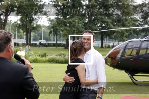 Zeist 8 juli 2021
Bas Nijhuis vraagt zijn vriendin Chantal ten huwelijk. Chantal kwam met een helicopter naar slot Zeist gevlogen. Wolter Kroes zong ze toe.