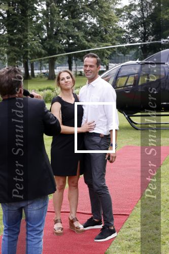 Zeist 8 juli 2021
Bas Nijhuis vraagt zijn vriendin Chantal ten huwelijk. Chantal kwam met een helicopter naar slot Zeist gevlogen. Wolter Kroes zong ze toe.