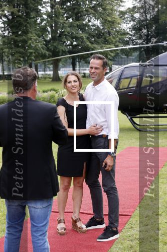 Zeist 8 juli 2021
Bas Nijhuis vraagt zijn vriendin Chantal ten huwelijk. Chantal kwam met een helicopter naar slot Zeist gevlogen. Wolter Kroes zong ze toe.