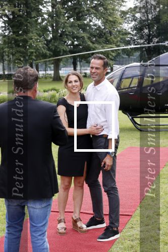 Zeist 8 juli 2021
Bas Nijhuis vraagt zijn vriendin Chantal ten huwelijk. Chantal kwam met een helicopter naar slot Zeist gevlogen. Wolter Kroes zong ze toe.