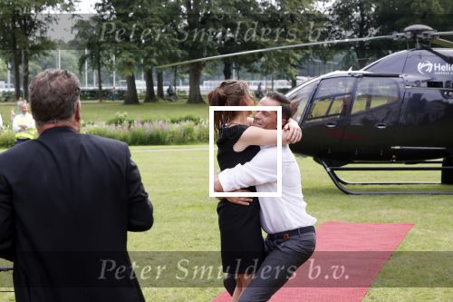 Zeist 8 juli 2021
Bas Nijhuis vraagt zijn vriendin Chantal ten huwelijk. Chantal kwam met een helicopter naar slot Zeist gevlogen. Wolter Kroes zong ze toe.