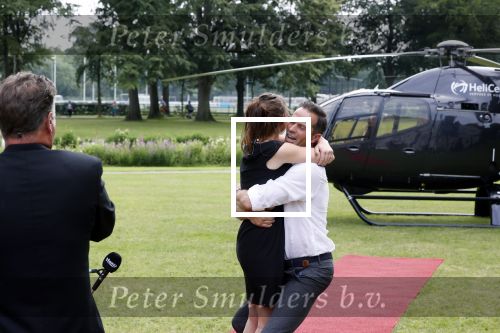 Zeist 8 juli 2021
Bas Nijhuis vraagt zijn vriendin Chantal ten huwelijk. Chantal kwam met een helicopter naar slot Zeist gevlogen. Wolter Kroes zong ze toe.