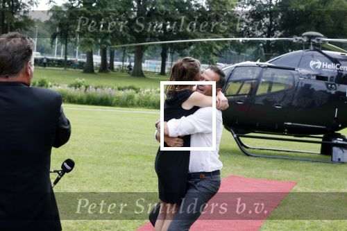 Zeist 8 juli 2021
Bas Nijhuis vraagt zijn vriendin Chantal ten huwelijk. Chantal kwam met een helicopter naar slot Zeist gevlogen. Wolter Kroes zong ze toe.