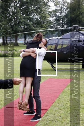 Zeist 8 juli 2021
Bas Nijhuis vraagt zijn vriendin Chantal ten huwelijk. Chantal kwam met een helicopter naar slot Zeist gevlogen. Wolter Kroes zong ze toe.