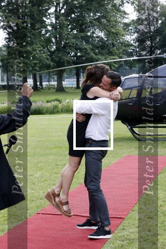 Zeist 8 juli 2021
Bas Nijhuis vraagt zijn vriendin Chantal ten huwelijk. Chantal kwam met een helicopter naar slot Zeist gevlogen. Wolter Kroes zong ze toe.
