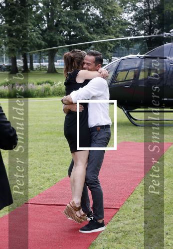 Zeist 8 juli 2021
Bas Nijhuis vraagt zijn vriendin Chantal ten huwelijk. Chantal kwam met een helicopter naar slot Zeist gevlogen. Wolter Kroes zong ze toe.