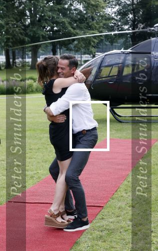 Zeist 8 juli 2021
Bas Nijhuis vraagt zijn vriendin Chantal ten huwelijk. Chantal kwam met een helicopter naar slot Zeist gevlogen. Wolter Kroes zong ze toe.