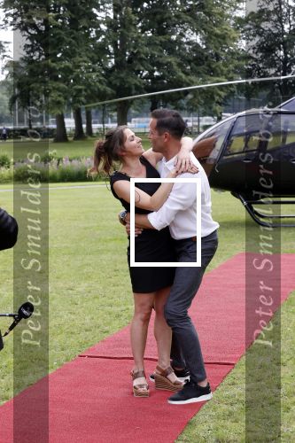 Zeist 8 juli 2021
Bas Nijhuis vraagt zijn vriendin Chantal ten huwelijk. Chantal kwam met een helicopter naar slot Zeist gevlogen. Wolter Kroes zong ze toe.
