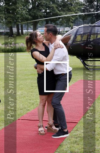 Zeist 8 juli 2021
Bas Nijhuis vraagt zijn vriendin Chantal ten huwelijk. Chantal kwam met een helicopter naar slot Zeist gevlogen. Wolter Kroes zong ze toe.