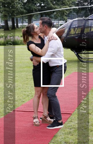 Zeist 8 juli 2021
Bas Nijhuis vraagt zijn vriendin Chantal ten huwelijk. Chantal kwam met een helicopter naar slot Zeist gevlogen. Wolter Kroes zong ze toe.