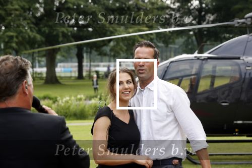 Zeist 8 juli 2021
Bas Nijhuis vraagt zijn vriendin Chantal ten huwelijk. Chantal kwam met een helicopter naar slot Zeist gevlogen. Wolter Kroes zong ze toe.