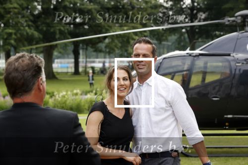 Zeist 8 juli 2021
Bas Nijhuis vraagt zijn vriendin Chantal ten huwelijk. Chantal kwam met een helicopter naar slot Zeist gevlogen. Wolter Kroes zong ze toe.