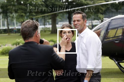 Zeist 8 juli 2021
Bas Nijhuis vraagt zijn vriendin Chantal ten huwelijk. Chantal kwam met een helicopter naar slot Zeist gevlogen. Wolter Kroes zong ze toe.