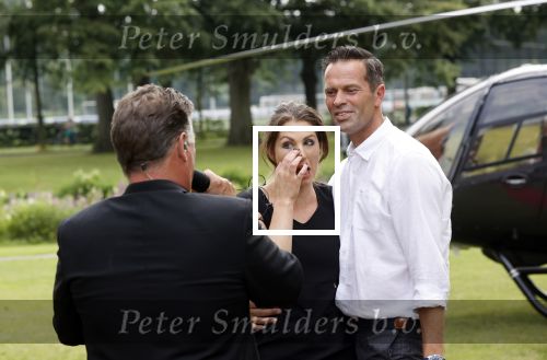 Zeist 8 juli 2021
Bas Nijhuis vraagt zijn vriendin Chantal ten huwelijk. Chantal kwam met een helicopter naar slot Zeist gevlogen. Wolter Kroes zong ze toe.