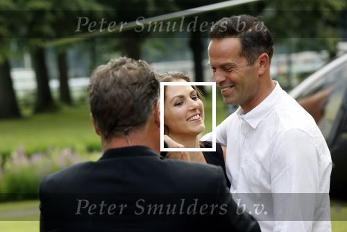 Zeist 8 juli 2021
Bas Nijhuis vraagt zijn vriendin Chantal ten huwelijk. Chantal kwam met een helicopter naar slot Zeist gevlogen. Wolter Kroes zong ze toe.