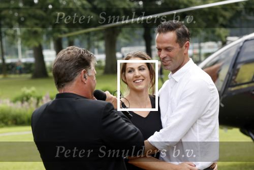 Zeist 8 juli 2021
Bas Nijhuis vraagt zijn vriendin Chantal ten huwelijk. Chantal kwam met een helicopter naar slot Zeist gevlogen. Wolter Kroes zong ze toe.