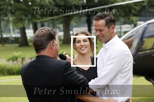 Zeist 8 juli 2021
Bas Nijhuis vraagt zijn vriendin Chantal ten huwelijk. Chantal kwam met een helicopter naar slot Zeist gevlogen. Wolter Kroes zong ze toe.