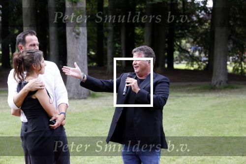 Zeist 8 juli 2021
Bas Nijhuis vraagt zijn vriendin Chantal ten huwelijk. Chantal kwam met een helicopter naar slot Zeist gevlogen. Wolter Kroes zong ze toe.