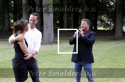 Zeist 8 juli 2021
Bas Nijhuis vraagt zijn vriendin Chantal ten huwelijk. Chantal kwam met een helicopter naar slot Zeist gevlogen. Wolter Kroes zong ze toe.