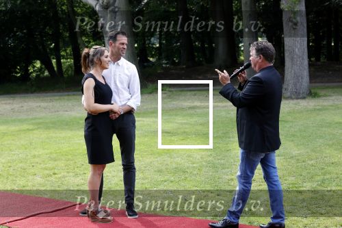 Zeist 8 juli 2021
Bas Nijhuis vraagt zijn vriendin Chantal ten huwelijk. Chantal kwam met een helicopter naar slot Zeist gevlogen. Wolter Kroes zong ze toe.