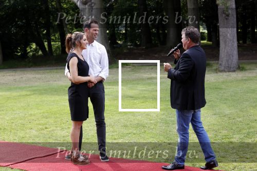 Zeist 8 juli 2021
Bas Nijhuis vraagt zijn vriendin Chantal ten huwelijk. Chantal kwam met een helicopter naar slot Zeist gevlogen. Wolter Kroes zong ze toe.