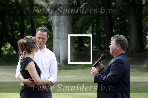 Zeist 8 juli 2021
Bas Nijhuis vraagt zijn vriendin Chantal ten huwelijk. Chantal kwam met een helicopter naar slot Zeist gevlogen. Wolter Kroes zong ze toe.