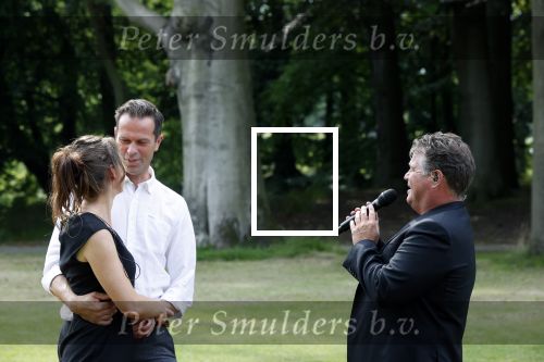 Zeist 8 juli 2021
Bas Nijhuis vraagt zijn vriendin Chantal ten huwelijk. Chantal kwam met een helicopter naar slot Zeist gevlogen. Wolter Kroes zong ze toe.