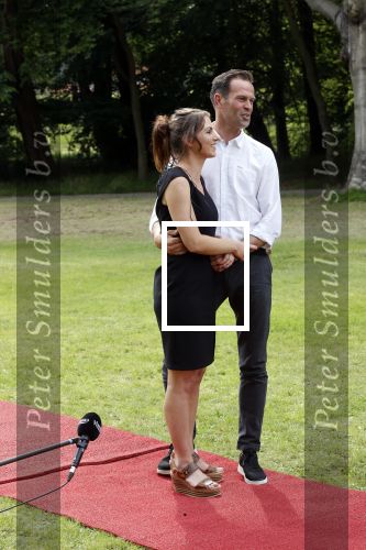 Zeist 8 juli 2021
Bas Nijhuis vraagt zijn vriendin Chantal ten huwelijk. Chantal kwam met een helicopter naar slot Zeist gevlogen. Wolter Kroes zong ze toe.