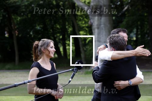 Zeist 8 juli 2021
Bas Nijhuis vraagt zijn vriendin Chantal ten huwelijk. Chantal kwam met een helicopter naar slot Zeist gevlogen. Wolter Kroes zong ze toe.