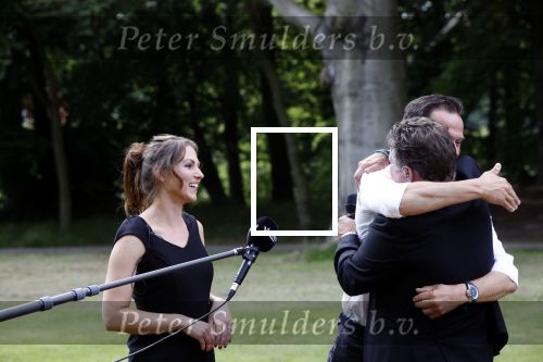 Zeist 8 juli 2021
Bas Nijhuis vraagt zijn vriendin Chantal ten huwelijk. Chantal kwam met een helicopter naar slot Zeist gevlogen. Wolter Kroes zong ze toe.