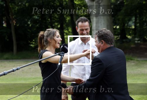 Zeist 8 juli 2021
Bas Nijhuis vraagt zijn vriendin Chantal ten huwelijk. Chantal kwam met een helicopter naar slot Zeist gevlogen. Wolter Kroes zong ze toe.