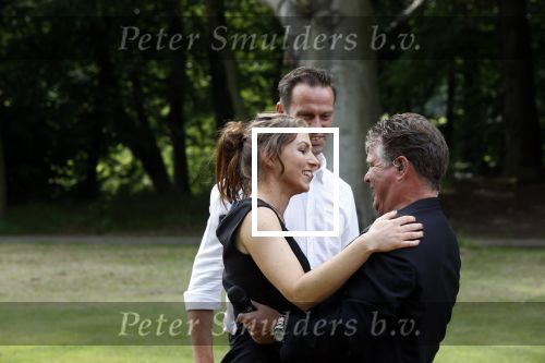 Zeist 8 juli 2021
Bas Nijhuis vraagt zijn vriendin Chantal ten huwelijk. Chantal kwam met een helicopter naar slot Zeist gevlogen. Wolter Kroes zong ze toe.