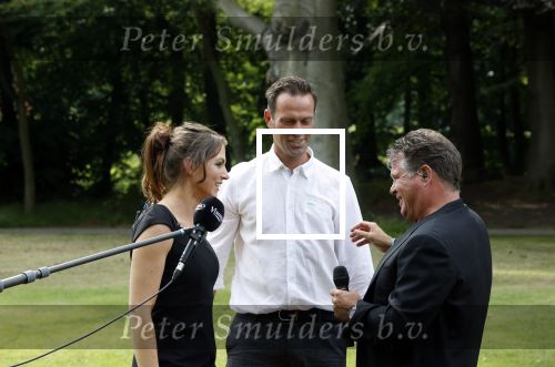 Zeist 8 juli 2021
Bas Nijhuis vraagt zijn vriendin Chantal ten huwelijk. Chantal kwam met een helicopter naar slot Zeist gevlogen. Wolter Kroes zong ze toe.