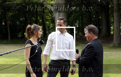 Zeist 8 juli 2021
Bas Nijhuis vraagt zijn vriendin Chantal ten huwelijk. Chantal kwam met een helicopter naar slot Zeist gevlogen. Wolter Kroes zong ze toe.