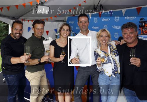 Zeist 8 juli 2021
Bas Nijhuis vraagt zijn vriendin Chantal ten huwelijk. Chantal kwam met een helicopter naar slot Zeist gevlogen. Wolter Kroes zong ze toe. Wilfred Genee Niels v Baalen Florentien van der Meulen en Wolter Kroes