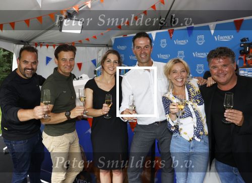 Zeist 8 juli 2021
Bas Nijhuis vraagt zijn vriendin Chantal ten huwelijk. Chantal kwam met een helicopter naar slot Zeist gevlogen. Wolter Kroes zong ze toe. Wilfred Genee Niels v Baalen Florentien van der Meulen en Wolter Kroes