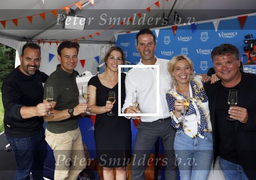 Zeist 8 juli 2021
Bas Nijhuis vraagt zijn vriendin Chantal ten huwelijk. Chantal kwam met een helicopter naar slot Zeist gevlogen. Wolter Kroes zong ze toe. Wilfred Genee Niels v Baalen Florentien van der Meulen en Wolter Kroes