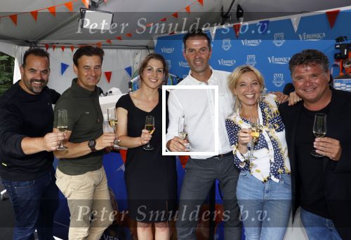 Zeist 8 juli 2021
Bas Nijhuis vraagt zijn vriendin Chantal ten huwelijk. Chantal kwam met een helicopter naar slot Zeist gevlogen. Wolter Kroes zong ze toe. Wilfred Genee Niels v Baalen Florentien van der Meulen en Wolter Kroes