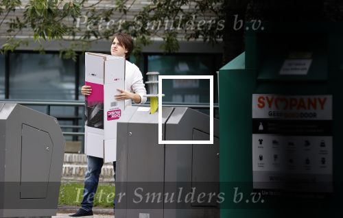 Amsterdam 15 jul 2021
Martijn Krabbe en zijn zoon Bickel brengen oud papier weg .