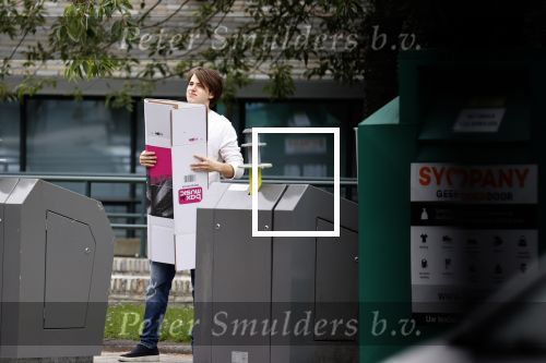 Amsterdam 15 jul 2021
Martijn Krabbe en zijn zoon Bickel brengen oud papier weg .